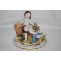 GRUPPO CERAMICO CAPODIMONTE DUE FANCIULLI CON CESTA E FIORI