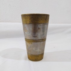 Coppa in metallo con lavorazione incisa h 15 cm