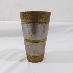 Coppa in metallo con lavorazione incisa h 15 cm 2