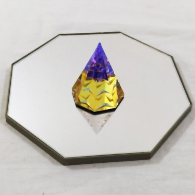 Cristallo piramidale con incisioni geometriche e colorazione cangiante