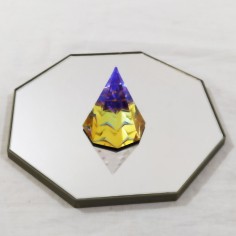 Cristallo piramidale con incisioni geometriche e colorazione cangiante 2