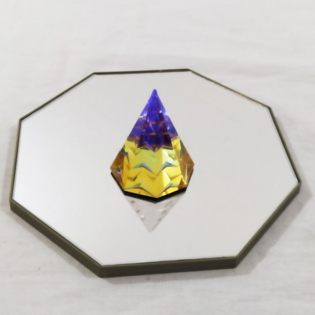 Cristallo piramidale con incisioni geometriche e colorazione cangiante