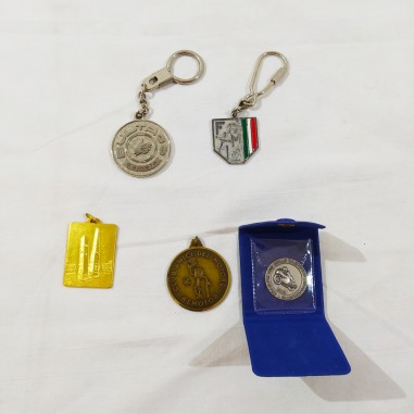 Lotto di 2 portachiavi e 3 medaglie tema motociclismo anni 70/80