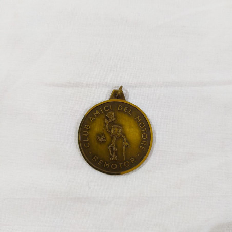 Lotto di 2 portachiavi e 3 medaglie tema motociclismo anni 70/80