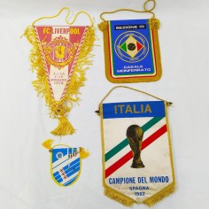 Lotto di 4 gagliardetti calcistici ITALIA - NAPOLI - LIVERPOOL - ARBITRI