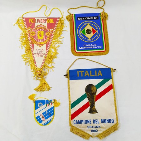 Lotto di 4 gagliardetti calcistici ITALIA - NAPOLI - LIVERPOOL - ARBITRI