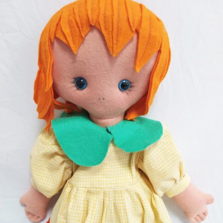 Bambola di panno Lenci con vestito giallo e capelli arancioni, h. 44 cm