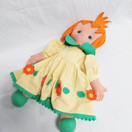 Bambola di panno Lenci con vestito giallo e capelli arancioni, h. 44 cm