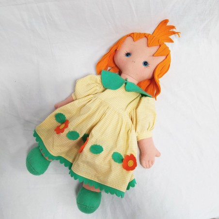 Bambola di panno Lenci con vestito giallo e capelli arancioni, h. 44 cm