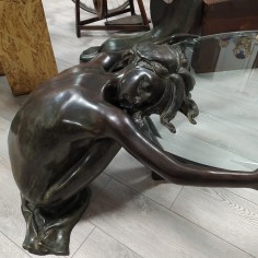 Tavolino ovale in vetro con scultura femminile in bronzo Moreau 2