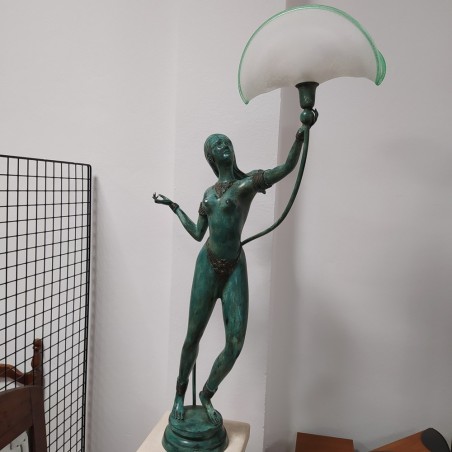 Lampada in bronzo figura femminile amazzone con basamento in marmo 200 cm