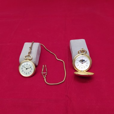 Coppia di orologi da taschino movimento quarzo, casse colore oro
