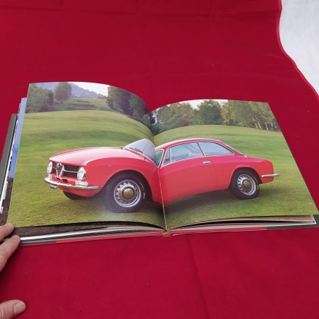 GIULIA L'HA DISEGNATA IL VENTO Libro edizioni ALFA ROMEO 1982