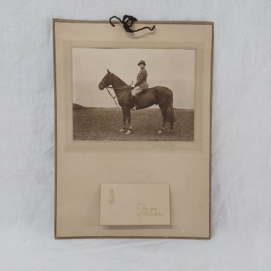 Calendario inglese anno 1932 con foto di dama a cavallo formato 26x36 cm
