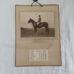 Calendario inglese anno 1932 con foto di dama a cavallo formato 26x36 cm 2