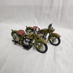 Lotto di 2 modellini Moto Harley Davidson US Army scala 1/18 esposte