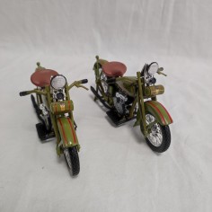 Lotto di 2 modellini Moto Harley Davidson US Army scala 1/18 esposte 2