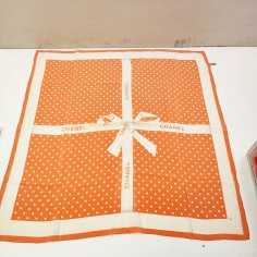 Foulard Chanel colore salmone 87x87 cm pura seta lievi macchie