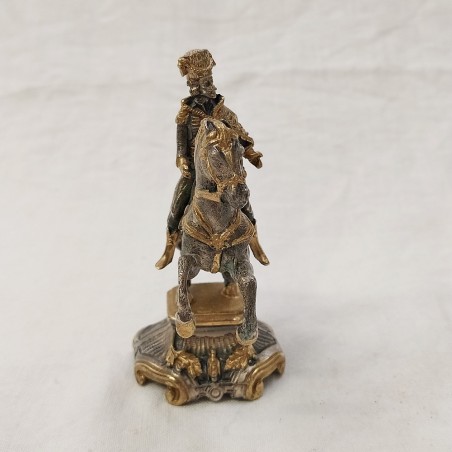 Scultura da scrivania / soprammobile cavaliere Europeo a cavallo