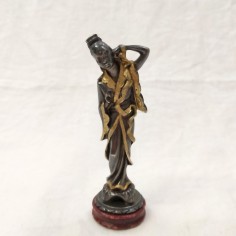 Statuina in metallo argentato donna orientale in abito tradizionale
