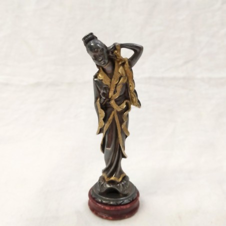 Statuina in metallo argentato donna orientale in abito tradizionale