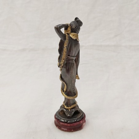 Statuina in metallo argentato donna orientale in abito tradizionale