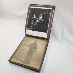 Album con 16 fotografie di attrici e cantanti anni 20/40 molte con autografo