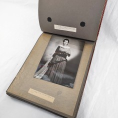 Album con 16 fotografie di attrici e cantanti anni 20/40 molte con autografo 2