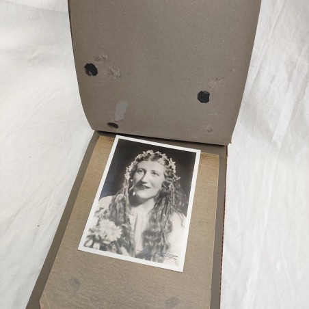 Album con 16 fotografie di attrici e cantanti anni 20/40 molte con autografo