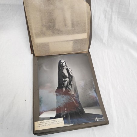 Album con 16 fotografie di attrici e cantanti anni 20/40 molte con autografo